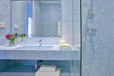 härlig blå microcement i badrum