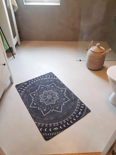 Microcement ljust och fräscht golv i badrum
