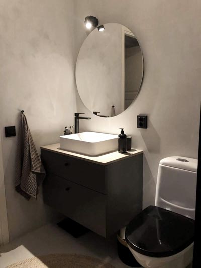 Microcement renoverat badrum i snygg grå färg